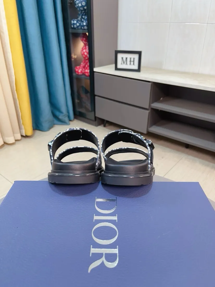 Men's Men's Shoes 💰320🌸🌸Dior Aqua Men's Sandals Slippers. Showcasing Dior haute couture design. The Dior gray suede strap is accented with an aluminum Dior buckle for added style. Paired with a comfortable tonal notch sole, they pair easily with shorts or jeans for a sophisticated look. Main body: suede cow leather, technical fabric lining: cow leather, with adjustable straps, aluminum Dior buckle, Dior gray EVA insole, tonal notch rubber outsole splicing structure👌👌size: 38-44 (45.46 customized)
